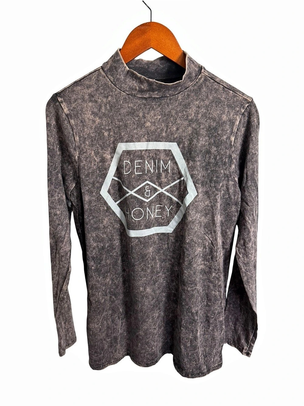 Zenana Outfitters Long Sleeve Graphic Top in Gray Size XL